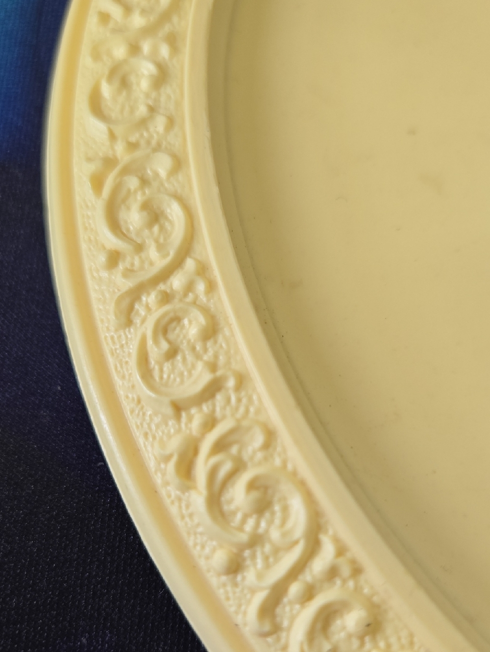 Syroco For Home Interiors Vintage Style Floral Hand Mirror in Pale Yellow - Picture 3 of 10